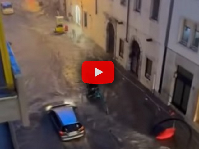 Temporale fortissimo a Trieste, le strade della città si trasformano in fiumi; il Video