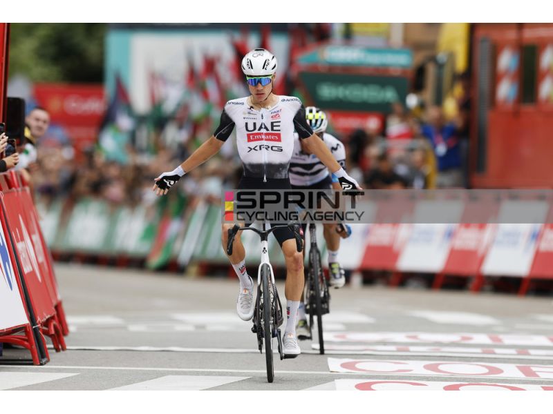 BIS DI AYUSO A LOS CORRALES DE BUELNA, 2° ROMO. VINGEGAARD E I BIG A OLTRE 6 MINUTI, DOMANI L’ANGLIRU
