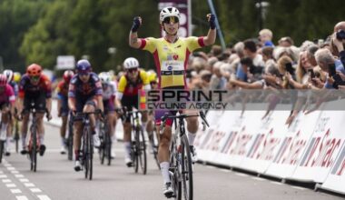 VINCE DOPO OLTRE 100 KM DI FUGA, GRUPPO A 7 MINUTI