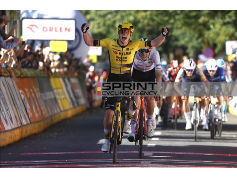 TOUR OF BRITAIN. BRENNAN BRUCIA DAINESE, TERZO SUCCESSO DI FILA PER LA VISMA LEASE A BIKE