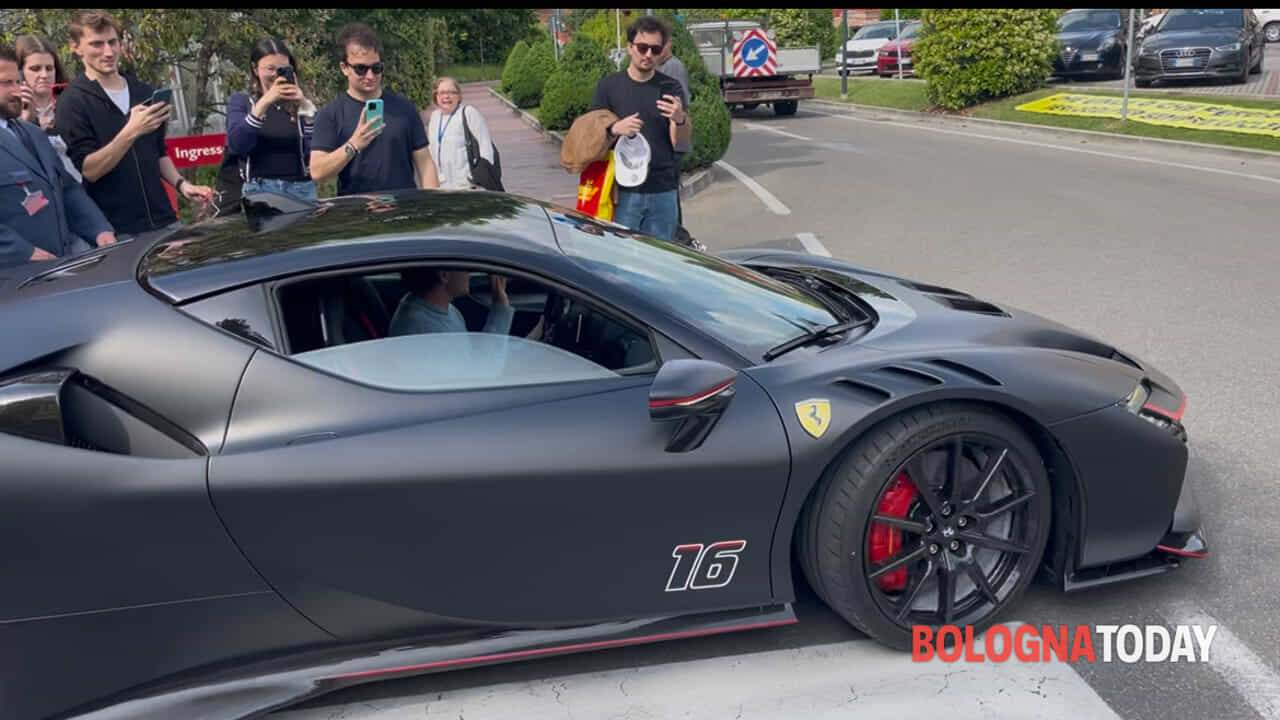 Leclerc è a Imola, ingresso con Alexandra e Leo: “Sto bene”