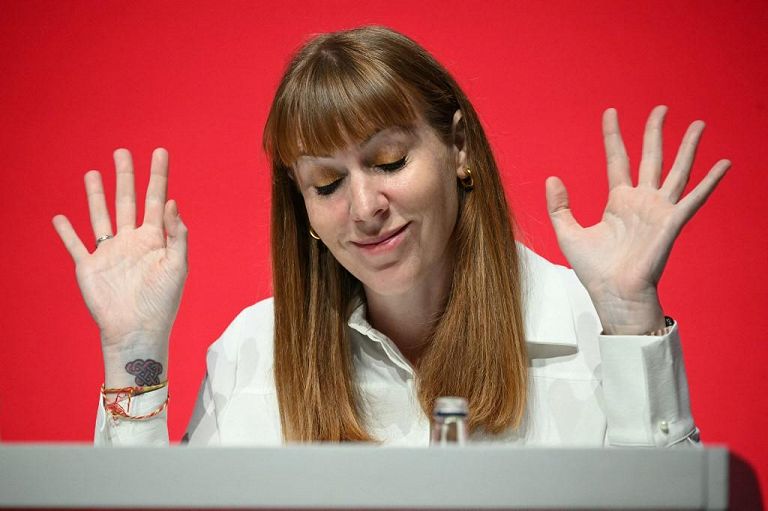 Il vice primo ministro britannico e segretario per il livellamento, l'edilizia abitativa e le comunità Angela Rayner
