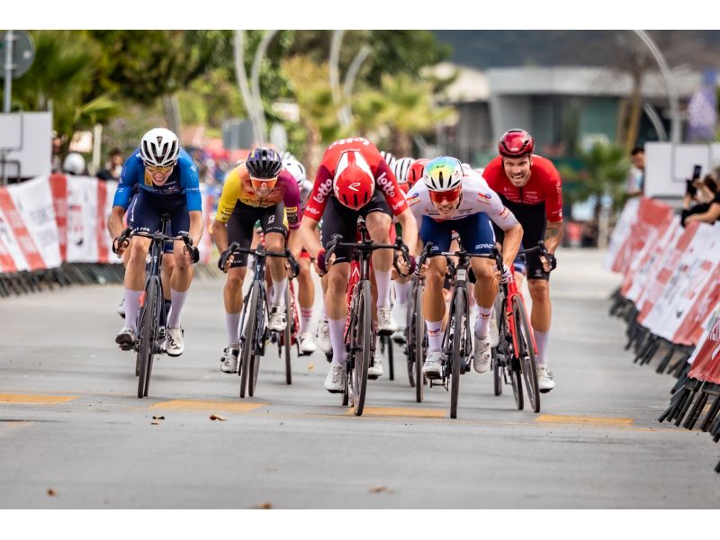 TOUR OF ISTANBUL. VOLATA VINCENTE DI CUYLITS (LOTTO) SU JEANNIERE E LONARDI