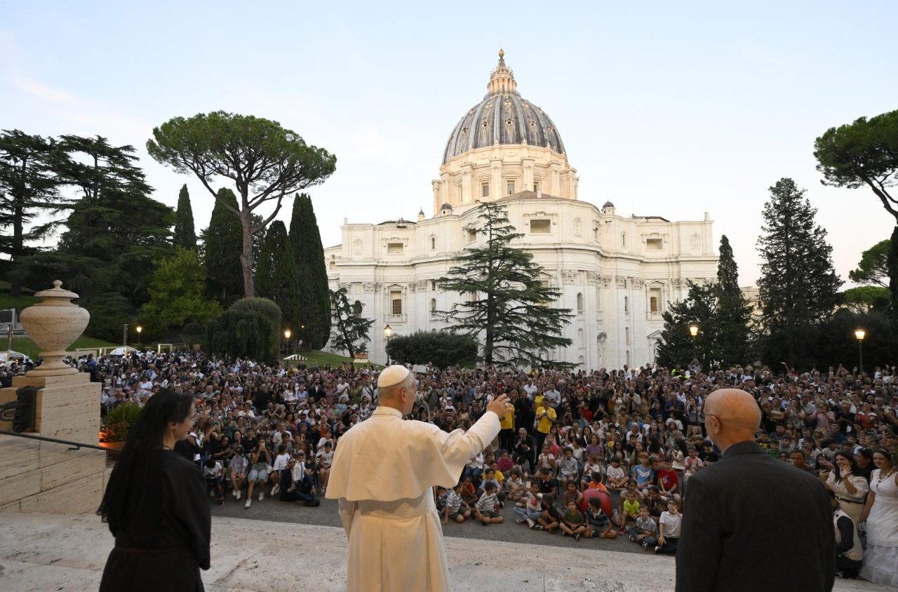 Il Papa alla Festa delle famiglie in Vaticano: “C’è bisogno della vostra testimonianza oggi”