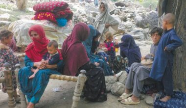 Sisma, donne afghane abbandonate e ferite: vietato salvarle e curarle senza un parente