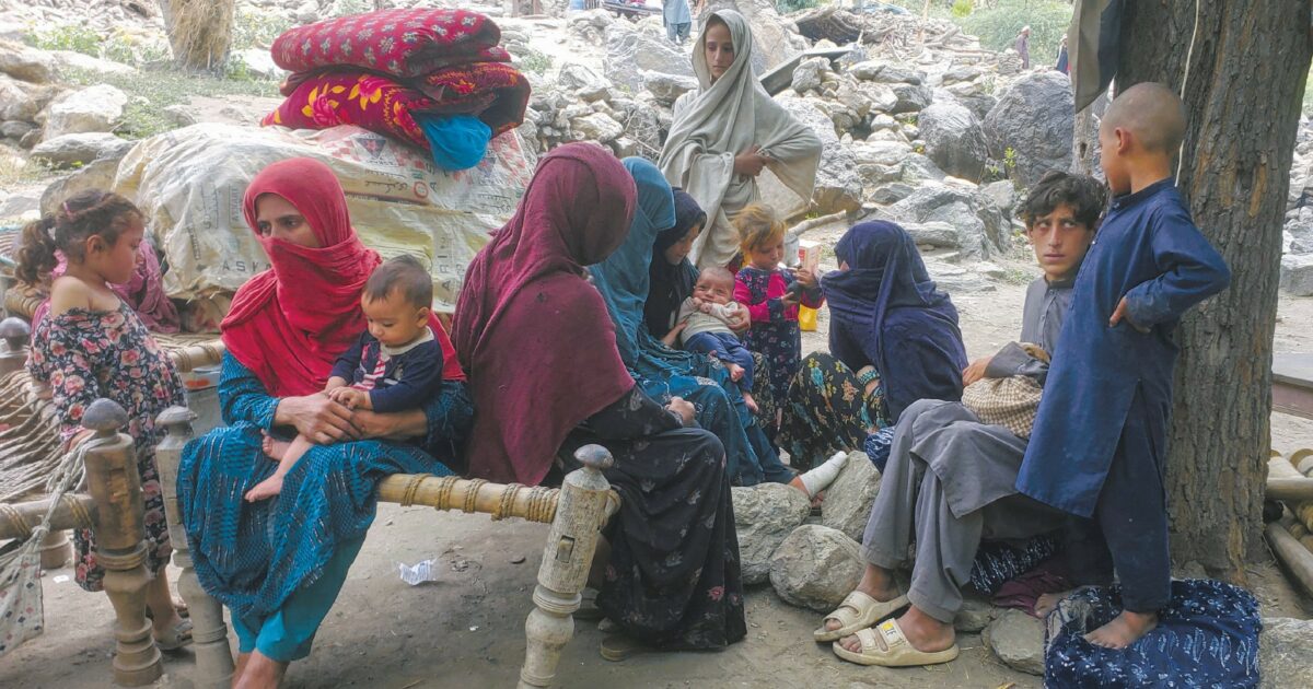 Sisma, donne afghane abbandonate e ferite: vietato salvarle e curarle senza un parente