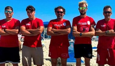 Viareggio, cinque bagnini-eroi salvano turisti dall’annegamento