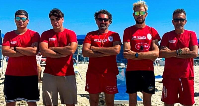 Viareggio, cinque bagnini-eroi salvano turisti dall’annegamento