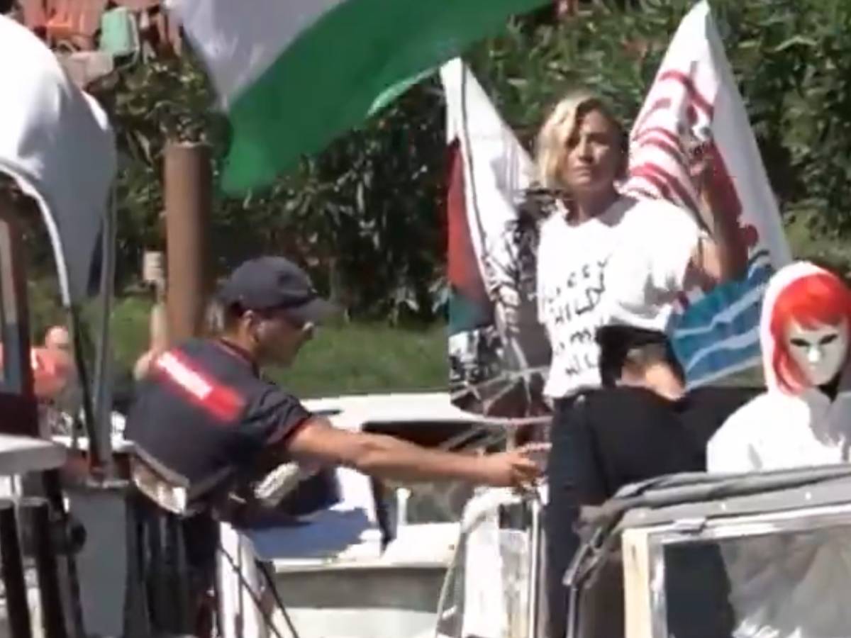 Dai set alla militanza pro Pal: Anna Foglietta fermata in Laguna con l'artista mascherata