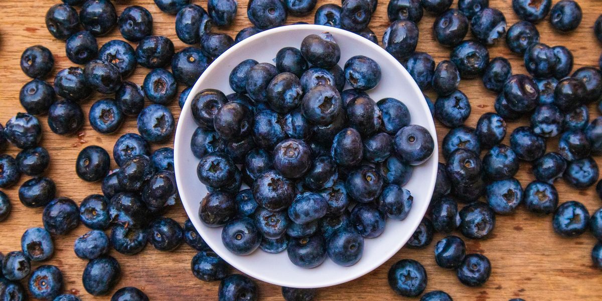 Tutti pazzi per i mirtilli, le perline blu (ma non solo) dal bosco al supermercato