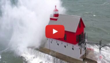 Stati Uniti, enormi onde inghiottono un faro sul lago Michigan; il Video