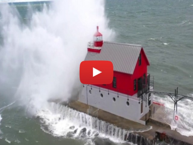 Stati Uniti, enormi onde inghiottono un faro sul lago Michigan; il Video