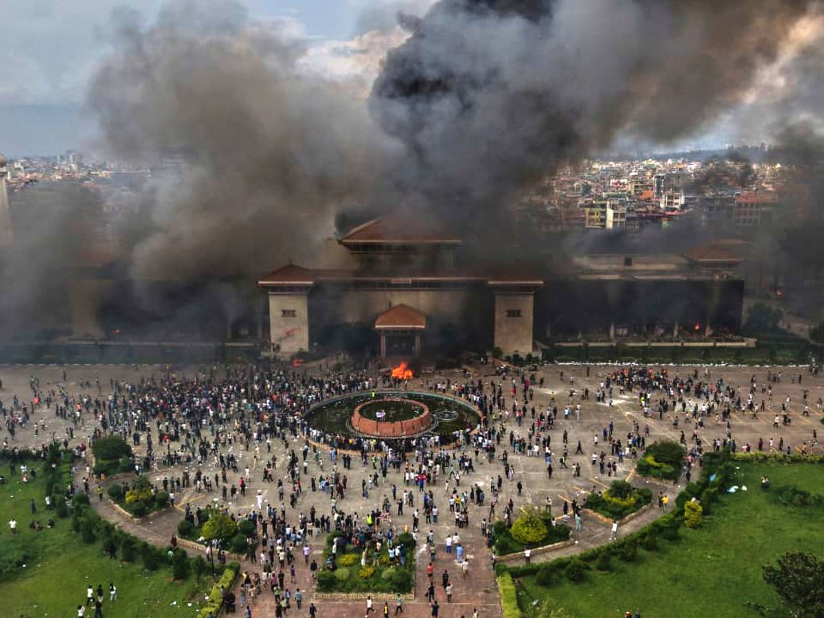 Esercito nelle strade, coprifuoco e 13mila detenuti in fuga: continua il caos in Nepal