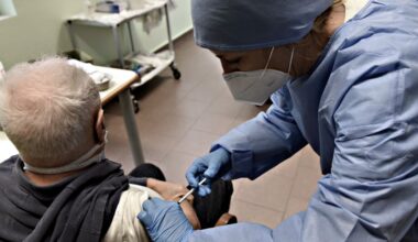 Il boomerang dei diktat pandemici: gli anziani si vaccinano meno