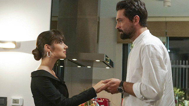 Sevda Erginci (Zeynep Yılmaz) e Onur Tuna (Alihan Taşdemir) in una scena di Forbidden Fruit 2