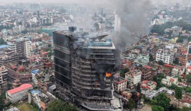 Nepal, famiglia di italiani si salva dall'hotel in fiamme durante la rivolta