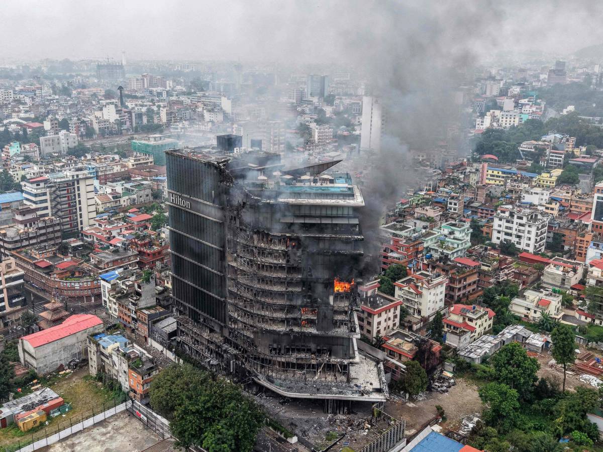 Nepal, famiglia di italiani si salva dall'hotel in fiamme durante la rivolta