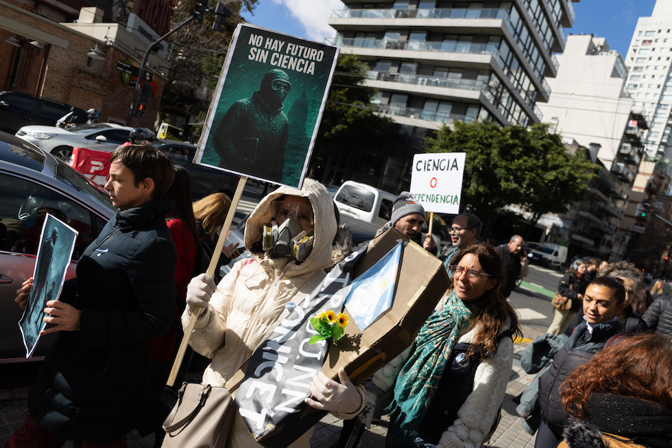 Una protesta a Buenos Aires contro i tagli di Milei alla ricerca scientifica, maggio 2025