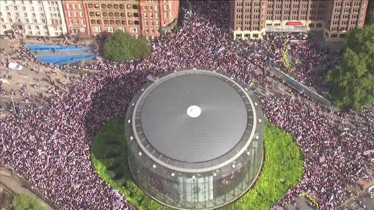 Riprese aeree sul centro di Londra mentre migliaia di persone marciano in una manifestazione anti-immigrazione