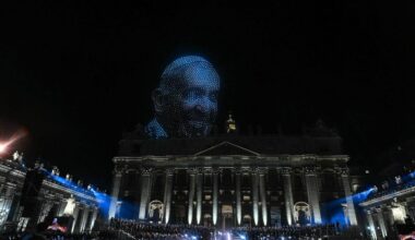 "Grace for the World", musica e uno spettacolo di droni accendono Piazza San Pietro