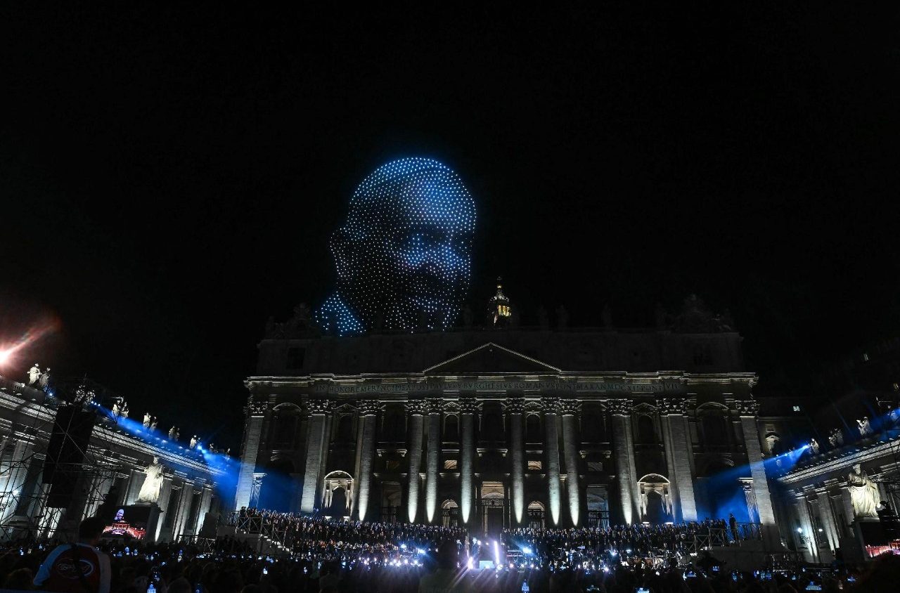 "Grace for the World", musica e uno spettacolo di droni accendono Piazza San Pietro