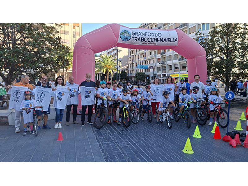 DAI BAMBINI AI PROF, IL 77° TROFEO MATTEOTTI E' UNA GRANDE FESTA DEL CICLISMO. I PARTENTI