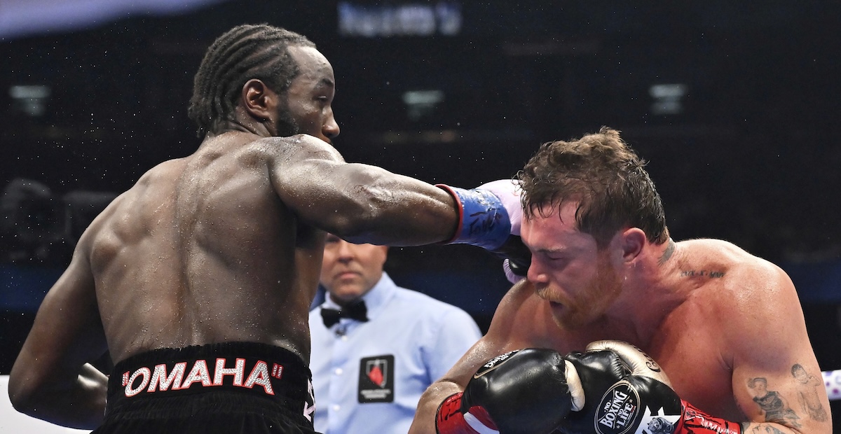 Il pugile Terence Crawford ha battuto Canelo Alvarez ai punti, nell'incontro più atteso dell'anno