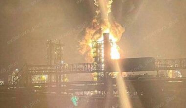 L'Ucraina ha attaccato coi droni una delle principali raffinerie di petrolio russe, vicino a San Pietroburgo