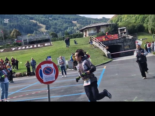 grande bagarre in testa, 30 atleti racchiusi in 7 minuti a La Thuile