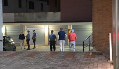 A Milano una donna è morta colpita da un uomo che si era buttato dal balcone di casa, lui è sopravvissuto