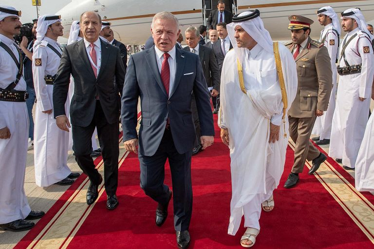 Summit Doha, lo sceicco Saud bin Abdulrahman al-Thani dà il benvenuto al re Abdullah II di Giordania 