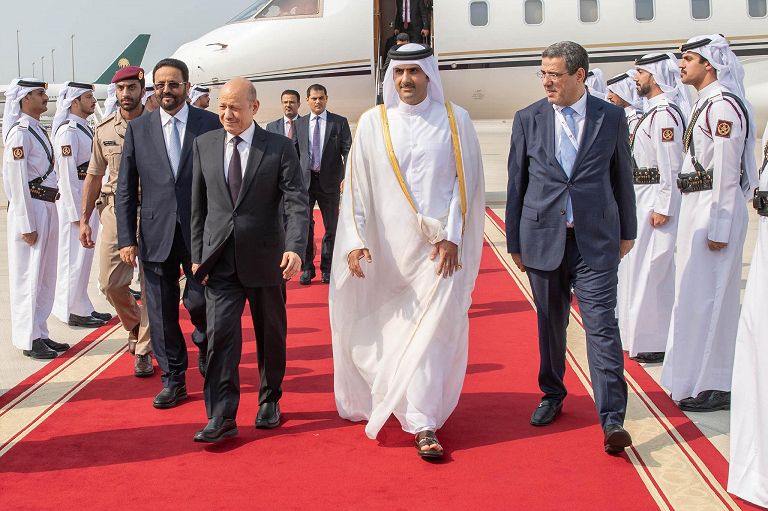 Summit Doha, lo sceicco Saud bin Abdulrahman al-Thani accoglie il presidente della leadership presidenziale dello Yemen, Rashad Muhammad al-Alimi