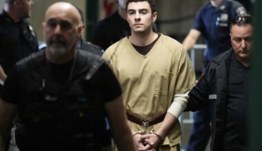 Nel processo statale nei confronti di Luigi Mangione sono state respinte le due accuse di omicidio con fini terroristici