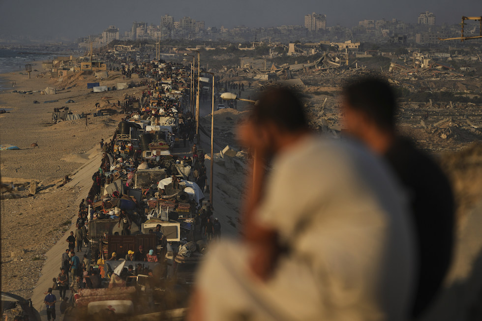 Migliaia di persone lasciano la città di Gaza attaccata da Israele, 15 settembre 2025 