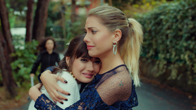 Zeynep e Yildiz in una scena di Forbidden Fruit 2