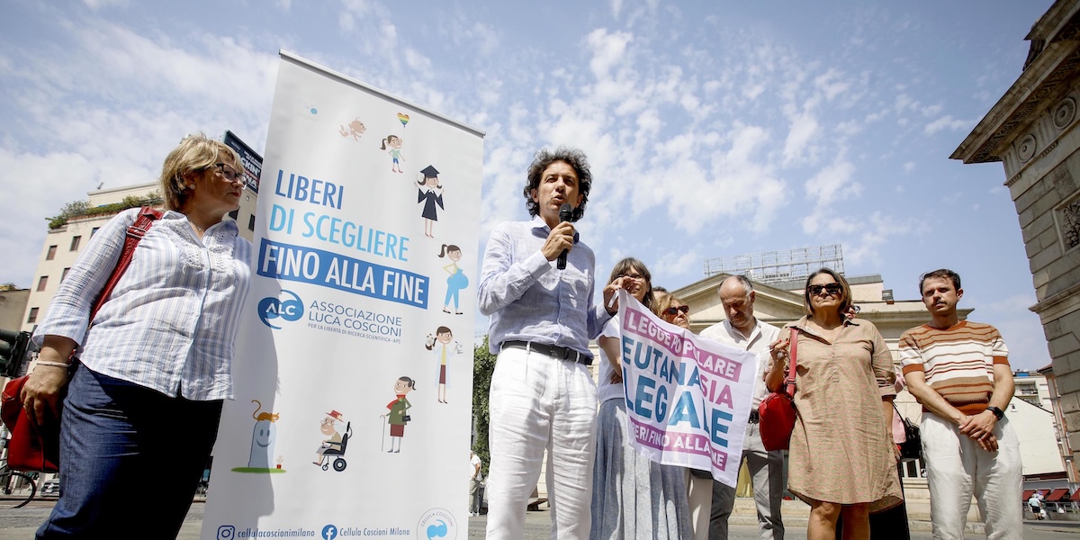 Marco Cappato e alcune sostenitrici dell'associazione Luca Coscioni durante una raccolta firme a Milano, 26 giugno 2025 (ANSA/MOURAD BALTI TOUATI)