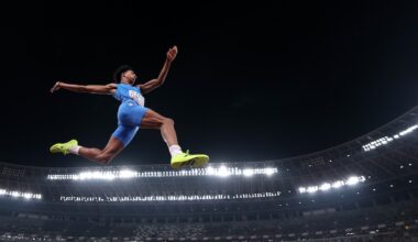 Il video del salto in lungo con cui Mattia Furlani ha vinto la prima medaglia d'oro dell'Italia ai Mondiali di atletica
