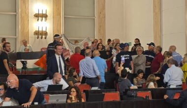 "Siete complici del genocidio". Pro Pal interrompono Consiglio comunale di Milano