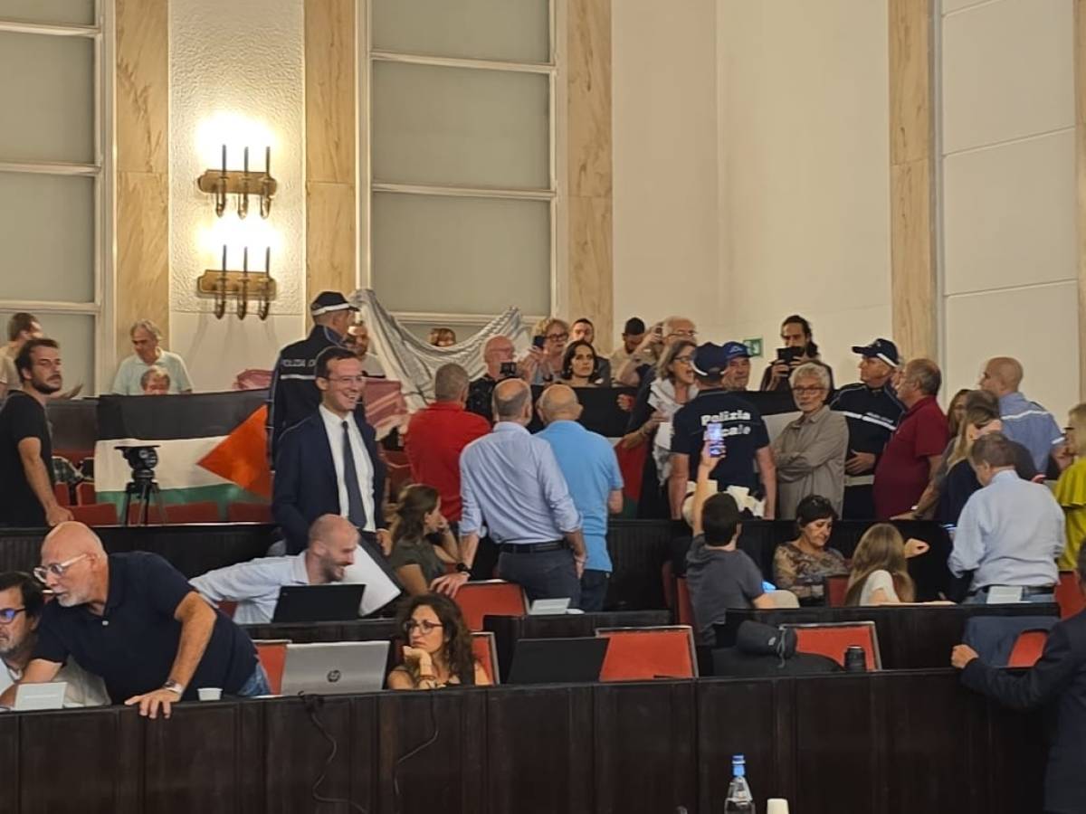 "Siete complici del genocidio". Pro Pal interrompono Consiglio comunale di Milano