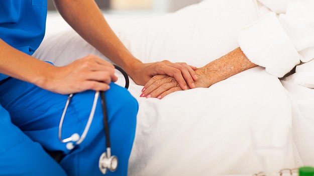 Oncologi in prima linea sul fine vita: “Noi unici a valutare in tempi brevi”
