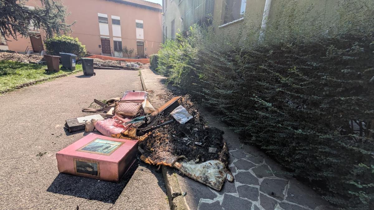Incendio in un appartamento di via Forze Armate a Milano: morta una donna. Gravissimo un cagnolino