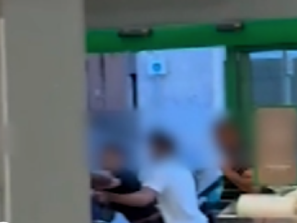 Il vigilante li ferma per furto, loro lo pestano fino a fargli perdere i sensi