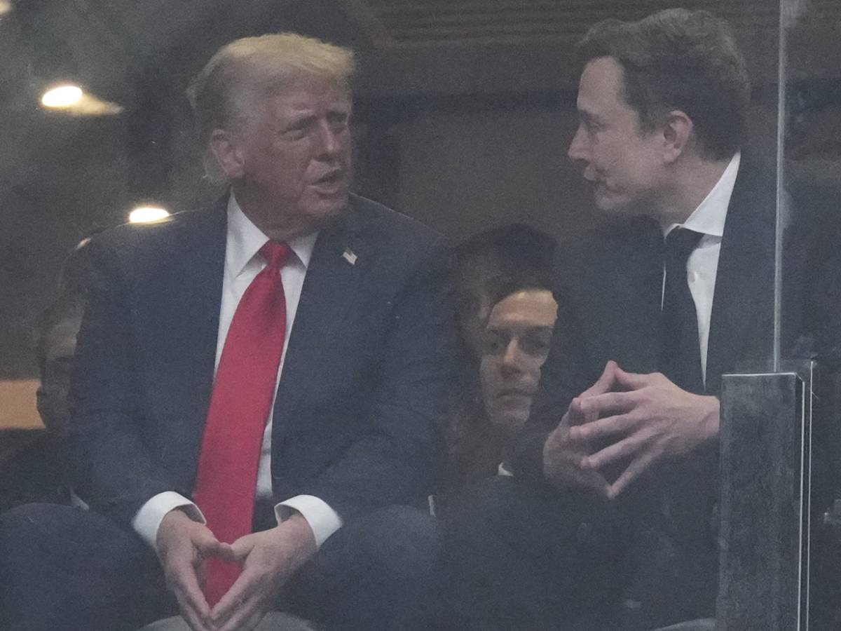 "Mi sei mancato". L'incontro tra Trump e Musk ai funerali di Kirk