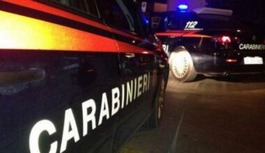 Auto sfugge all'alt dei carabinieri si schianta fuori strada, morto il passeggero