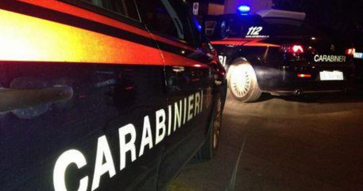 Auto sfugge all'alt dei carabinieri si schianta fuori strada, morto il passeggero