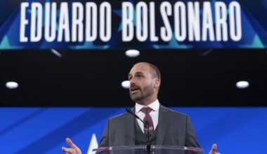In Brasile Eduardo Bolsonaro è stato accusato di coercizione per aver provato a influenzare il processo contro il padre, Jair Bolsonaro