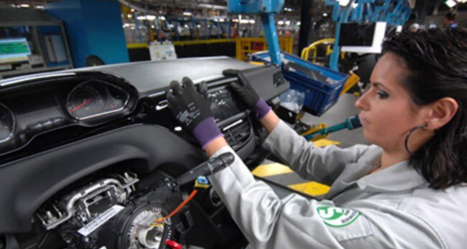 Stellantis, la fabbrica di Poissy si ferma per tre settimane