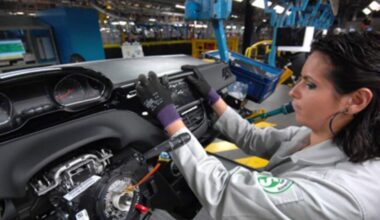 Stellantis, la fabbrica di Poissy si ferma per tre settimane