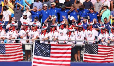 Un torneo di golf con cori da stadio e insulti