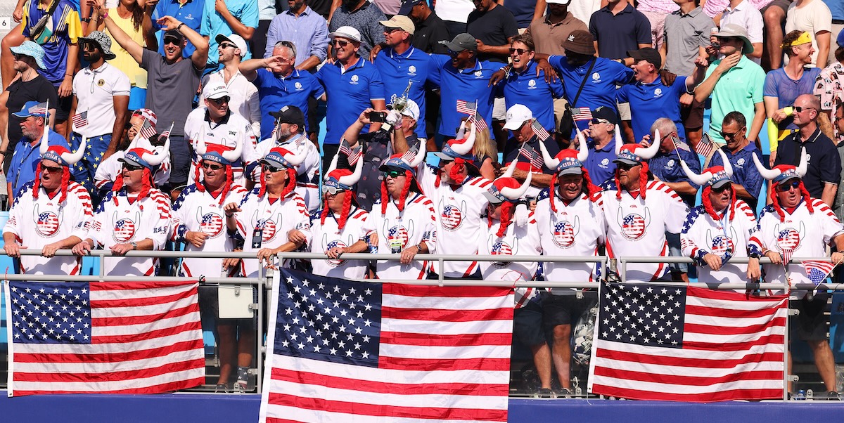 Un torneo di golf con cori da stadio e insulti